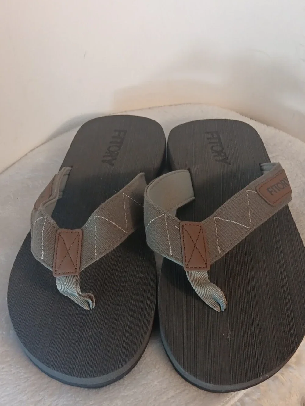 Fitory Men’s Black and Brown Comfort Flip Flops